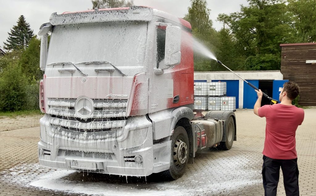 LKW richtig reinigen mit dem Schaumreiniger!